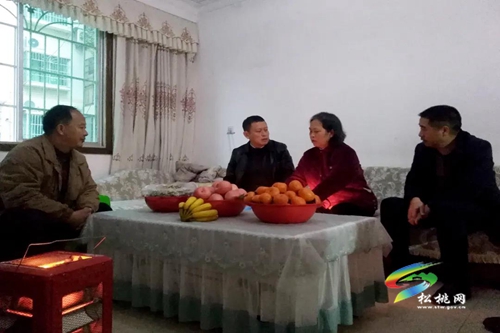 龍群躍走訪慰問(wèn)困難黨員、職工、群眾等