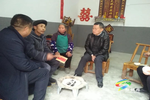龍群躍走訪慰問(wèn)困難黨員、職工、群眾等