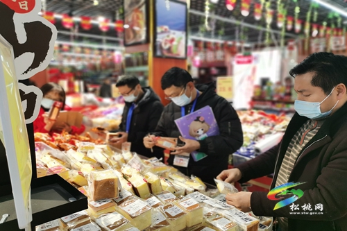 甘龍鎮(zhèn)開(kāi)展春節(jié)前食品安全和疫情防控聯(lián)合大檢查