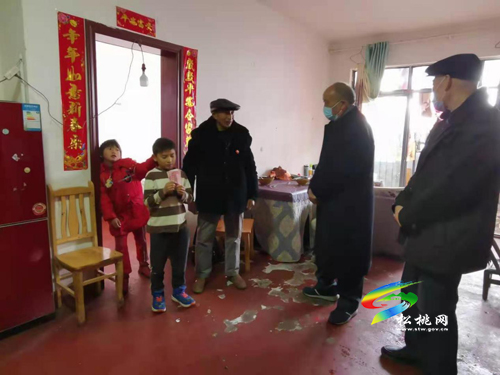 松桃關工委開展“溫暖送到家、黨旗護成長”農(nóng)村留守兒童困境兒童走訪慰問活動