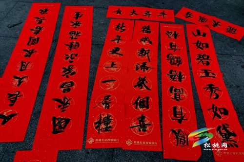 【新春走基層】松桃開展“寫春聯(lián)迎新春·送萬福進(jìn)萬家”活動