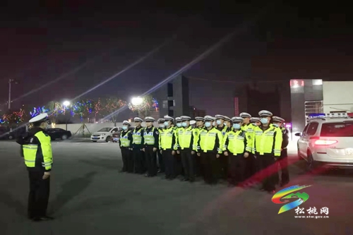 松桃交警開(kāi)展夜查酒駕統(tǒng)一行動(dòng)