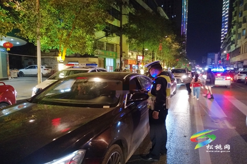 松桃交警開(kāi)展夜查酒駕統(tǒng)一行動(dòng)