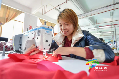 松桃：趕制校服迎開學(xué)