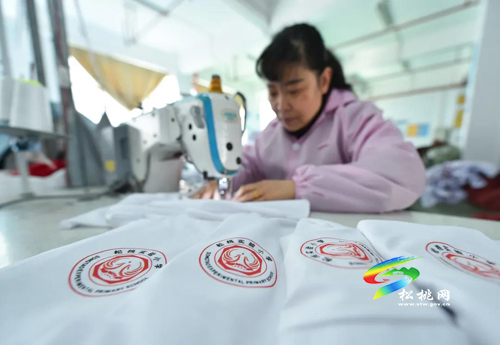 松桃：趕制校服迎開學(xué)