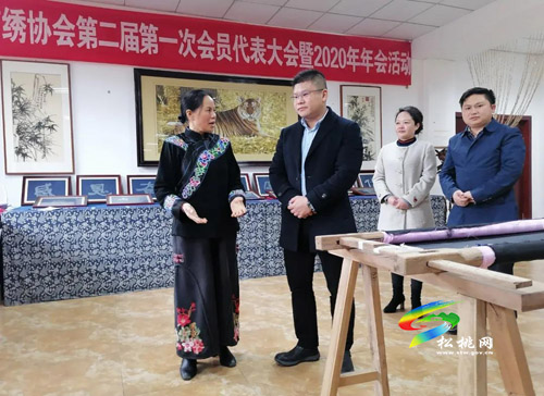 孟麟來松桃看望全國(guó)脫貧攻堅(jiān)先進(jìn)個(gè)人石麗平
