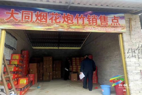 普覺(jué)鎮(zhèn)開(kāi)展危險(xiǎn)化學(xué)品和煙花爆竹安全專項(xiàng)檢查