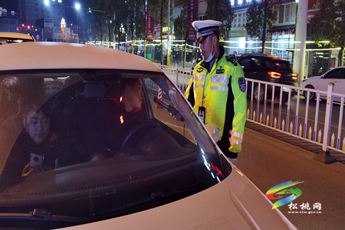 松桃交警：夜查酒駕不放松 筑牢兩會安全網(wǎng)