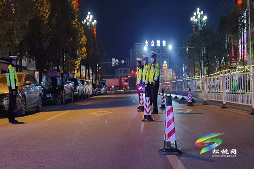 松桃交警：夜查酒駕不放松 筑牢兩會安全網(wǎng)