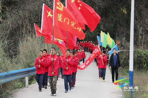 植樹節(jié)這天的“紅領(lǐng)巾們”