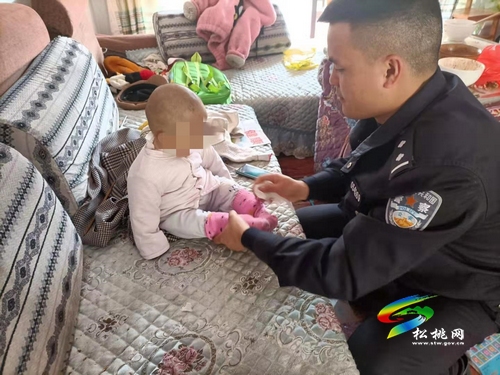 父母外出三幼兒無人照看　90后民警當(dāng)起了臨時“奶爸”