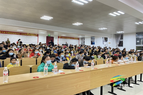松桃第四幼兒園舉辦春季常見傳染病預(yù)防知識及意外傷害處理辦法專項培訓(xùn)