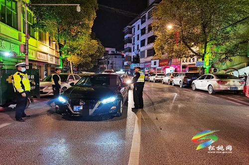 松桃交警大隊(duì)開展夜查交通違法行為專項(xiàng)整治行動(dòng)
