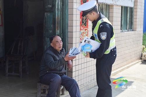 松桃交警大隊(duì)開(kāi)展交通安全知識(shí)進(jìn)家庭宣傳教育活動(dòng)