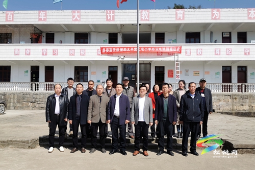 縣委宣傳部、縣委教育工委到土屯小學(xué)開展捐贈活動