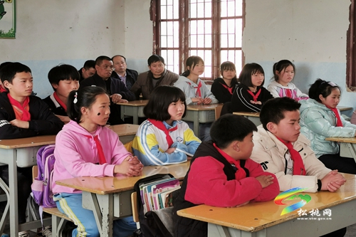 縣委宣傳部、縣委教育工委到土屯小學(xué)開展捐贈活動