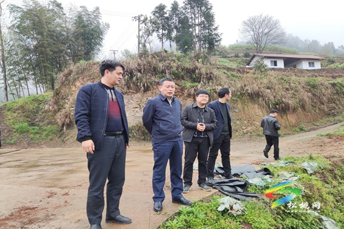 龍群躍到妙隘鄉(xiāng)等地調(diào)研移民搬遷自籌資金收取、鄉(xiāng)村振興、打擊治理電信網(wǎng)絡(luò)違法犯罪等工作