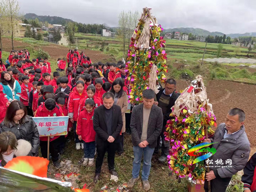 【網(wǎng)絡中國節(jié)·清明】普覺鎮(zhèn)大同完小開展清明節(jié)祭掃活動