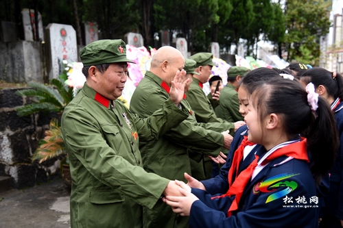 【奮斗百年路 啟航新征程】松桃學(xué)黨史祭英烈踐初心樹(shù)立文明祭掃新風(fēng)