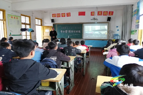 大路鎮(zhèn)完小組織收看“全國中小學(xué)消防公開課”