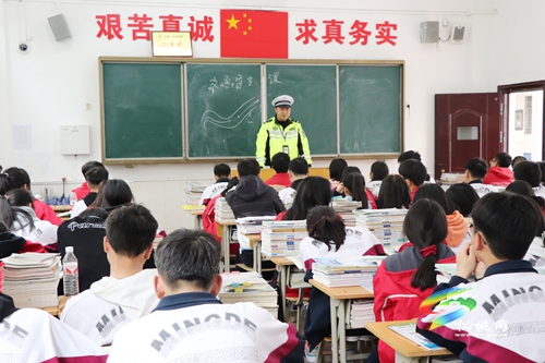 松桃交警大隊(duì)開(kāi)展交通安全進(jìn)校園主題宣傳活動(dòng)