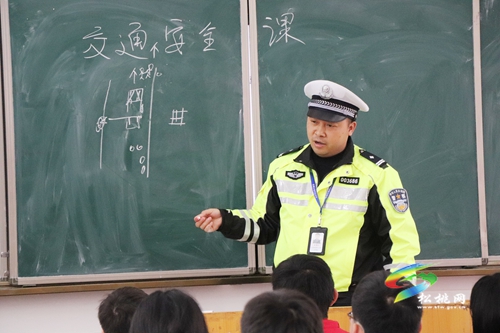 松桃交警大隊(duì)開(kāi)展交通安全進(jìn)校園主題宣傳活動(dòng)