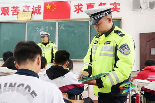 松桃交警大隊(duì)開(kāi)展交通安全進(jìn)校園主題宣傳活動(dòng)