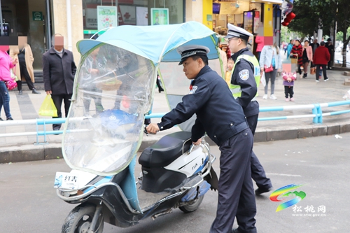 松桃開展城區(qū)車輛亂停亂放整治行動(dòng)
