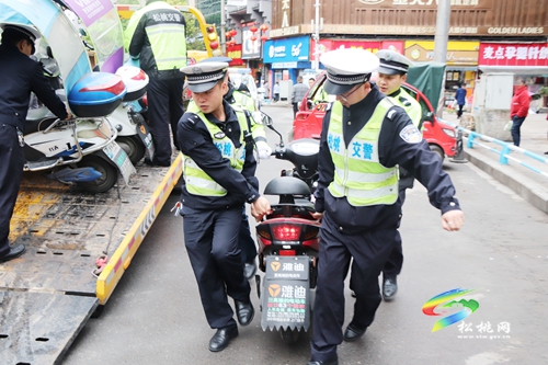 松桃開展城區(qū)車輛亂停亂放整治行動(dòng)