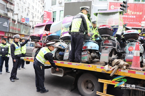 松桃開展城區(qū)車輛亂停亂放整治行動(dòng)