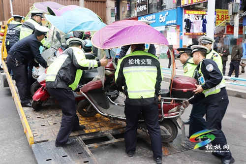 松桃開展城區(qū)車輛亂停亂放整治行動(dòng)