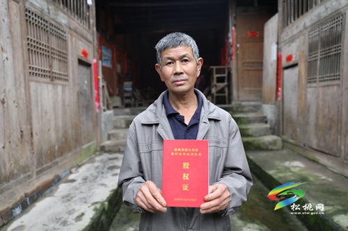 松桃:群眾喜得“股權證” 產業(yè)振興民生旺