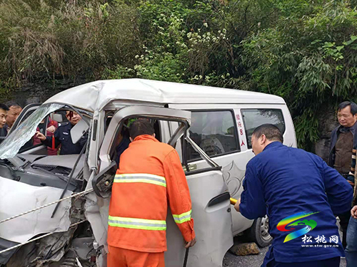 兩車相撞駕駛員被困 寨英專職隊(duì)趕赴現(xiàn)場進(jìn)行救援