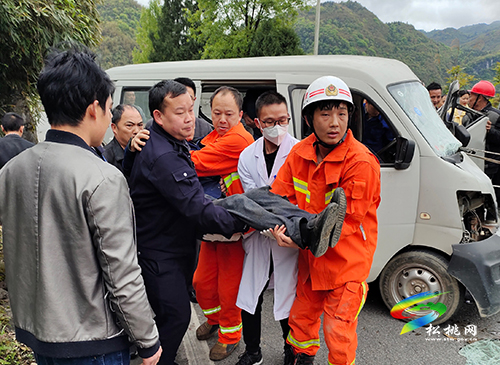 兩車相撞駕駛員被困 寨英專職隊(duì)趕赴現(xiàn)場進(jìn)行救援