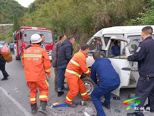 兩車相撞駕駛員被困 寨英專職隊(duì)趕赴現(xiàn)場進(jìn)行救援