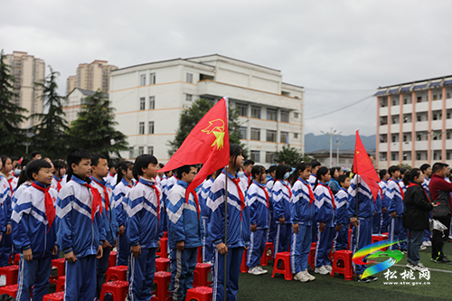 松桃第二中學(xué)舉行少先隊(duì)員離隊(duì)入團(tuán)儀式