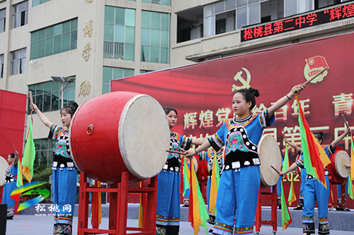 松桃第二中學(xué)舉行少先隊(duì)員離隊(duì)入團(tuán)儀式