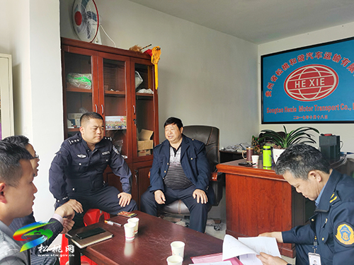 ​松桃交警大隊進入“兩客一?！逼髽I(yè)開展“五一”節(jié)前交通安全大檢查
