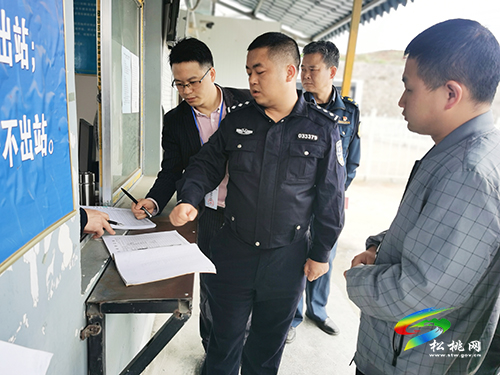 ​松桃交警大隊進入“兩客一危”企業(yè)開展“五一”節(jié)前交通安全大檢查