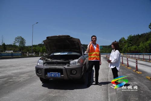松桃：記者外出采訪車壞高速 高速工作人員及時(shí)來幫忙