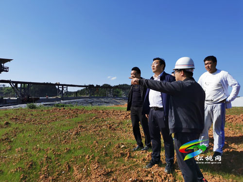 吳廷友到三和錳業(yè)集團(tuán)2#錳渣庫(kù)調(diào)研