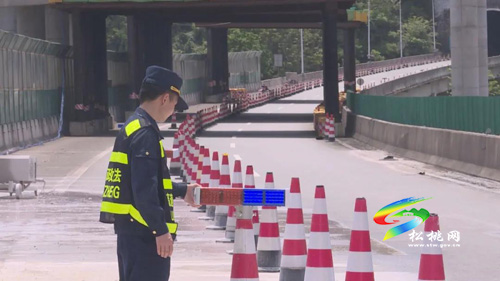 松桃：節(jié)末返程 松桃路政貼心護(hù)航