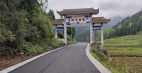 普覺鎮(zhèn)：鋪油路　贏點贊