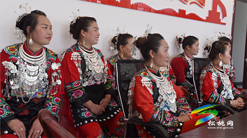 ?【奮斗百年路 啟航新征程】正大鎮(zhèn)：紅色精神進苗鄉(xiāng)　花鼓苗歌來幫忙