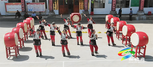 ?【奮斗百年路 啟航新征程】正大鎮(zhèn)：紅色精神進苗鄉(xiāng)　花鼓苗歌來幫忙