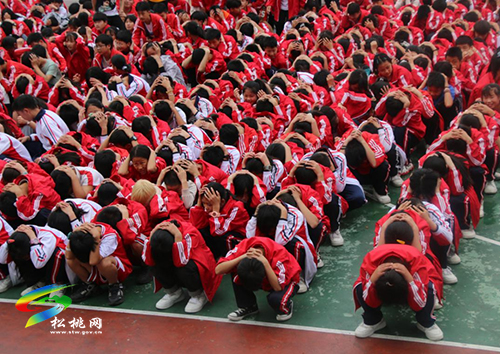 普覺鎮(zhèn)中學舉行防震減災(zāi)應(yīng)急疏散演練活動