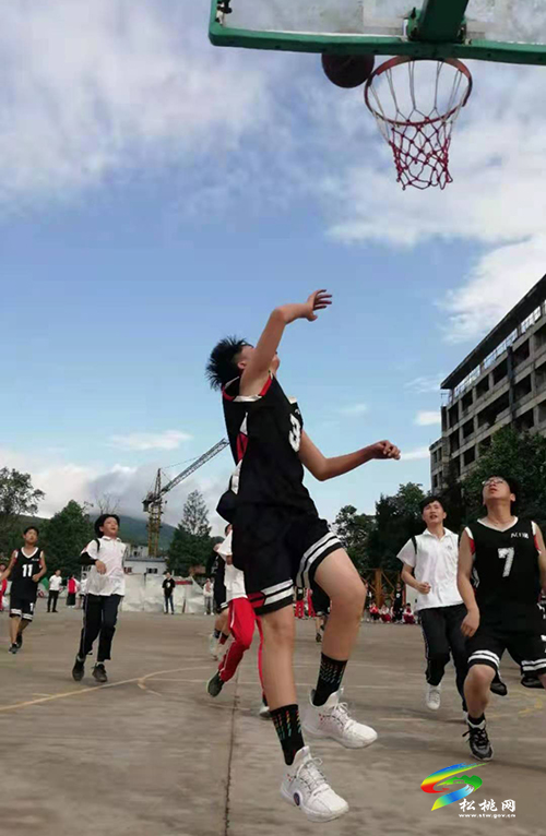 ​孟溪中學(xué)舉行第44屆趣味籃球運(yùn)動(dòng)會(huì)