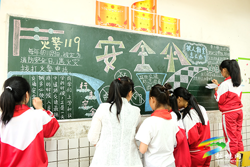 【奮斗百年路 啟航新征程】​“我為群眾辦實(shí)事”大手牽小手安全伴我行