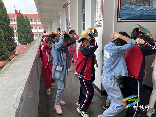 普覺鎮(zhèn)大同完小開展防震減災(zāi)應(yīng)急疏散演練活動