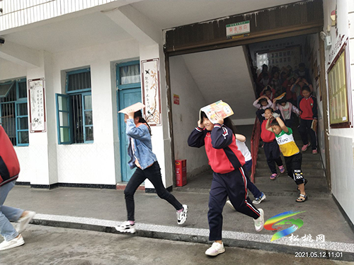 普覺鎮(zhèn)大同完小開展防震減災(zāi)應(yīng)急疏散演練活動